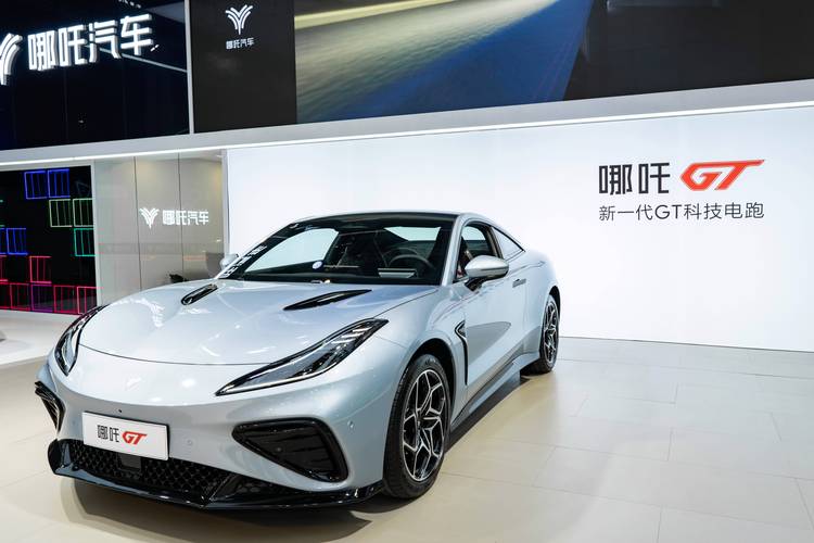 广州221哪吒汽车在智能汽车领域的表现，领途汽车在新能源汽车市场中的影响力